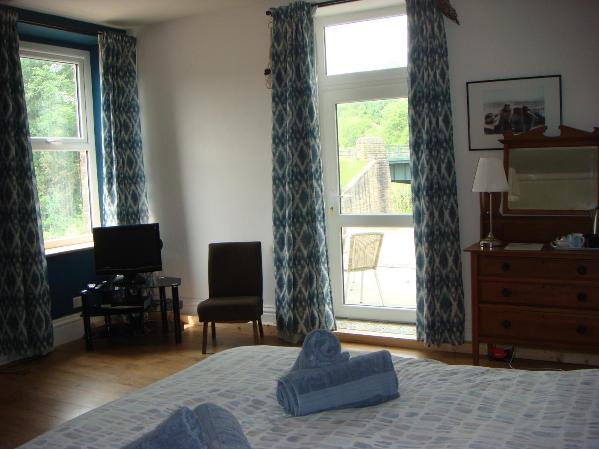 Salmon Leap Hotel 3*
